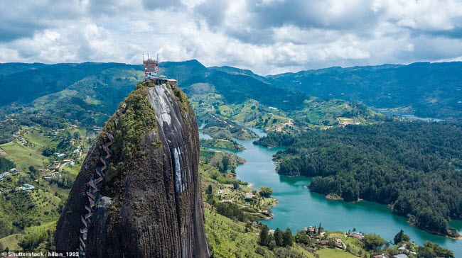 Hồ Quilotoa rộng 3km nằm ở độ cao 4.000 m tr&ecirc;n d&atilde;y n&uacute;i Andes ở Ecuador. N&oacute; được h&igrave;nh th&agrave;nh sau một vụ phun tr&agrave;o n&uacute;i lửa c&aacute;ch đ&acirc;y 600 năm.
