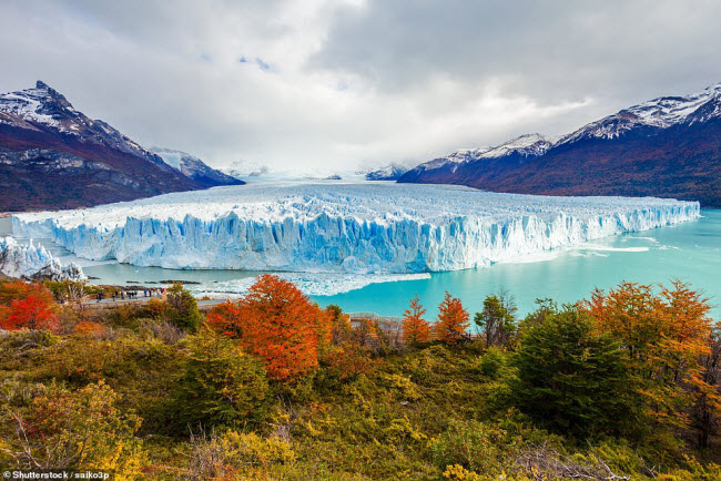 Th&aacute;c Iguaz&uacute; nằm tr&ecirc;n đường bi&ecirc;n giới giữa Argentina v&agrave; Brazil. N&oacute; bao gồm h&agrave;ng trăm th&aacute;c nhỏ v&agrave; c&oacute; chiều rộng gấp đ&ocirc;i th&aacute;c Niagara.
