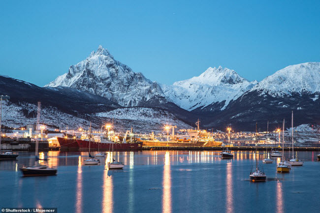 Th&agrave;nh phố Ushuaia của Argentina nằm ở cực nam của Nam Mỹ. N&oacute; cũng được gọi l&agrave; th&agrave;nh phố ở nơi tận c&ugrave;ng của thế giới.
