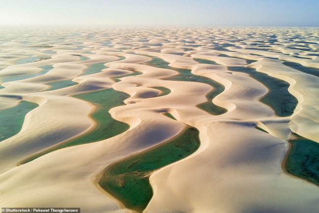 Vườn quốc gia Len&ccedil;&oacute;is Maranhenses ở Brazil nổi tiếng với những cồn c&aacute;t trắng xen lẫn những hồ nước mưa trong xanh. Thời gian l&yacute; tưởng nhất để kh&aacute;m ph&aacute; phong cảnh nơi đ&acirc;y l&agrave; từ th&aacute;ng 6 đến th&aacute;ng 9 hằng năm.
