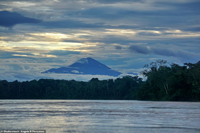 N&uacute;i lửa Sangay ở Ecuador l&agrave; một trong những n&uacute;i lửa hoạt động mạnh nhất tr&ecirc;n thế giới. Với chiều cao 5.230 m, n&oacute; cũng l&agrave; một trong những n&uacute;i lửa đang hoạt động cao nhất.
