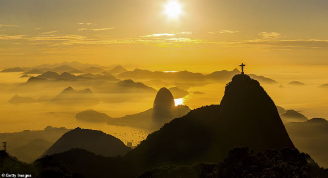 Khung cảnh b&igrave;nh minh tuyệt đẹp được chụp tại th&agrave;nh phố Rio de Janeiro, Brazil, với n&uacute;i Sugarloaf nh&igrave;n ra vịnh Guanabara v&agrave; tượng Ch&uacute;a Kit&ocirc; Cứu Thế tr&ecirc;n đỉnh n&uacute;i Corcovado.
