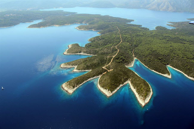 Croatia: Với đường bờ biển d&agrave;i, c&aacute;c h&ograve;n đảo đẹp v&agrave; văn h&oacute;a đa dạng, Croatia trở th&agrave;nh một trong những điểm đến hấp dẫn ở ch&acirc;u &Acirc;u. V&ugrave;ng ven biển Dalmatian l&agrave; thi&ecirc;n đường với những người th&iacute;ch du ngoạn bằng t&agrave;u biển với h&agrave;ng ngh&igrave;n h&ograve;n đảo. Trong khi đ&oacute;, c&aacute;c th&agrave;nh phố như Split, Zadar v&agrave; Dubrovnik g&acirc;y ấn tượng với c&aacute;c c&ocirc;ng tr&igrave;nh kiến tr&uacute;c cổ k&iacute;nh v&agrave; hiện đại.
