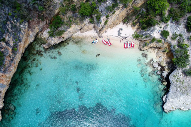 Anguilla: Phong cảnh nhiệt đới đẹp như mơ v&agrave; lối sống thanh b&igrave;nh l&agrave; những g&igrave; du kh&aacute;ch c&oacute; thể t&igrave;m thấy tr&ecirc;n h&ograve;n đảo ở v&ugrave;ng Caribbe. Cư d&acirc;n tr&ecirc;n đảo chỉ khoảng 15.000 người v&agrave; họ sống rất th&acirc;n thiện với thi&ecirc;n nhi&ecirc;n.
