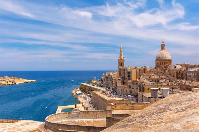Malta: Quốc gia nhỏ c&oacute; 440.000 d&acirc;n, nhưng mỗi năm đ&oacute;n tới 2,3 triệu lượt kh&aacute;ch du lịch từ khắp thế giới. B&aacute;n đảo v&ugrave;ng Địa Trung Hải c&oacute; lịch sử l&acirc;u đời, văn h&oacute;a đặc sắc v&agrave; thi&ecirc;n nhi&ecirc;n đẹp.
