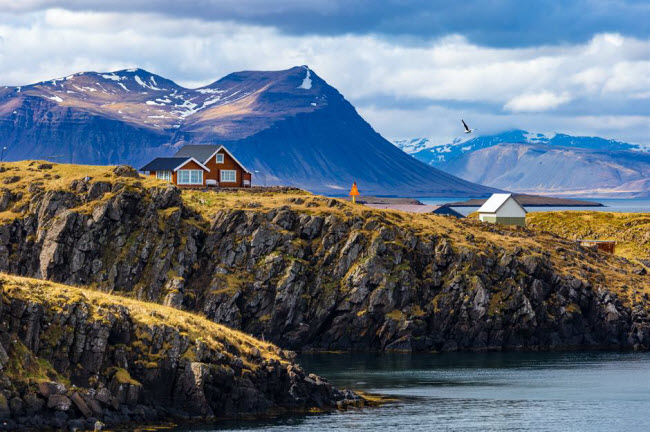 Iceland: Quốc gia Bắc &Acirc;u ở th&agrave;nh địa điểm du lịch hấp dẫn tr&ecirc;n thế giới với tỷ lệ du kh&aacute;ch v&agrave; người d&acirc;n địa phương l&agrave; 7:1. Cụ thể, Iceland c&oacute; d&acirc;n số l&agrave; 340.000 người nhưng đ&oacute;n 2,2 triệu du kh&aacute;ch mỗi năm. Nơi đ&acirc;y nổi tiếng với n&uacute;i lửa, mạch địa nhiệt, suối nước n&oacute;ng, th&aacute;c v&agrave; c&aacute;c b&atilde;i biển c&aacute;t đen.
