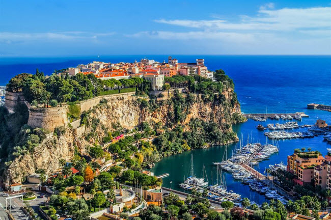 Monaco: Nằm giữa Ph&aacute;p v&agrave; Italia tr&ecirc;n biển Địa Trung Hải, Monaco l&agrave; điểm đến hấp dẫn của những người nổi tiếng với c&aacute;c kh&aacute;ch sạn sang trọng v&agrave; c&aacute;c s&ograve;ng b&agrave;i nhộn nhịp. Du kh&aacute;ch cũng c&oacute; thể tham quan cung điện Princely Palace v&agrave; khu phố cổ với nhiều c&ocirc;ng tr&igrave;nh kiến tr&uacute;c đẹp.
