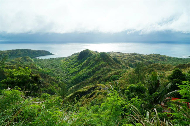 Guam: Thi&ecirc;n đường nghỉ dưỡng ở Th&aacute;i B&igrave;nh Dương hấp dẫn du kh&aacute;ch nhờ nước biển trong xanh, c&aacute;c rạn san h&ocirc; nguy&ecirc;n sơ v&agrave; b&atilde;i biển c&aacute;t trắng mịn. Tới đ&acirc;y, bạn c&oacute; thể đi du thuyền ngắm c&aacute; heo, lặn kh&aacute;m ph&aacute; hệ sinh th&aacute;i san h&ocirc; hay t&igrave;m hiểu văn h&oacute;a của người d&acirc;n địa phương.
