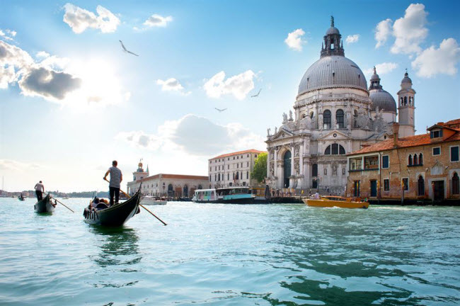 Venice, Italia: Đ&acirc;y l&agrave; một trong những th&agrave;nh phố du lịch hấp dẫn nhất ở Italia v&agrave; thế giới. Du kh&aacute;ch c&oacute; thể kh&aacute;m ph&aacute; c&aacute;c c&ocirc;ng tr&igrave;nh cổ k&iacute;nh tại quảng trường St Mark&rsquo;s hay du ngoạn bằng thuyền dọc c&aacute;c con k&ecirc;nh khắp th&agrave;nh phố. Nơi đ&acirc;y cũng c&oacute; nhiều h&ograve;n đảo đẹp như Burano.
