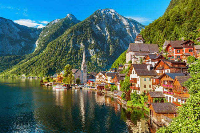 Hallstatt, &Aacute;o: Những ngọn n&uacute;i phủ tuyết trắng v&agrave; hồ Hallstatt với nước sạch trong c&ugrave;ng c&aacute;c ng&ocirc;i l&agrave;ng y&ecirc;n tĩnh b&ecirc;n hồ tạo n&ecirc;n vẻ đẹp như tranh vẽ cho thị trấn Hallstatt. Phần lớn du kh&aacute;ch tới đ&acirc;y l&agrave; người Trung Quốc, Nhật Bản, H&agrave;n Quốc,&hellip;
