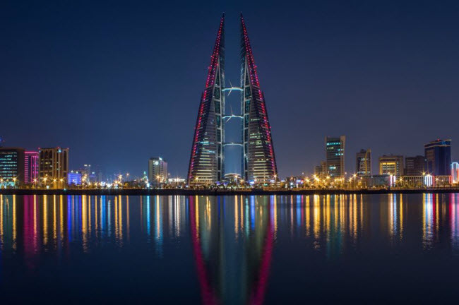 Bahrain: Vương quốc v&ugrave;ng Vịnh bao gồm 33 h&ograve;n đảo lớn, với trung t&acirc;m l&agrave; th&agrave;nh phố thủ đ&ocirc; Manama. Ngo&agrave;i c&aacute;c t&ograve;a nh&agrave; cao tầng v&agrave; trung t&acirc;m thương mại ở thủ đ&ocirc;, Bahrain cũng hấp dẫn với hoạt động kh&aacute;m ph&aacute; thi&ecirc;n nhi&ecirc;n v&agrave; lặn b&igrave;nh kh&iacute; tr&ecirc;n đảo Hawar. Du kh&aacute;ch cũng c&oacute; thể tham quan di sản C&aacute;c g&ograve; ch&ocirc;n cất Dilmun v&agrave; ph&aacute;o đ&agrave;i Bahrain tr&ecirc;n đảo Muharraq.
