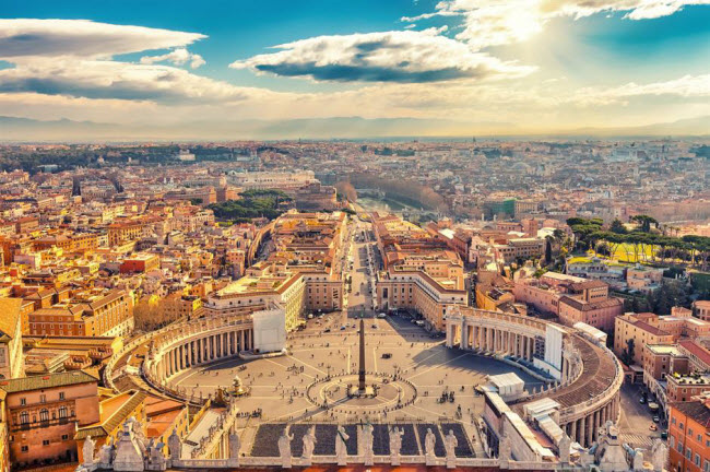 Th&agrave;nh phố Vatican: Quảng trường St Peter&rsquo;s l&agrave; trung t&acirc;m của mọi hoạt động của th&agrave;nh phố Vatican. Đ&acirc;y l&agrave; nơi Gi&aacute;o ho&agrave;ng thuyết giảng hằng tuần với h&agrave;ng ngh&igrave;n người từ khắp nơi tr&ecirc;n thế giới tham dự.
