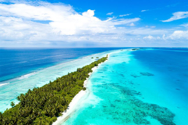 Maldives: Chỉ c&oacute; số d&acirc;n khoảng 540.000 người, nhưng Maldives đ&oacute;n hơn 1,4 triệu du kh&aacute;ch mỗi năm. Quốc đảo nhiệt đới n&agrave;y nổi tiếng với c&aacute;c b&atilde;i biển đẹp, khu nghỉ dưỡng xa xỉ v&agrave; c&aacute;c h&ograve;n đảo hoang sơ. Du kh&aacute;ch c&oacute; thể trải nghiệm lặn c&ugrave;ng c&aacute; đuối v&agrave; c&aacute; mập voi hay lướt v&aacute;n tại b&atilde;i biển ở Male.
