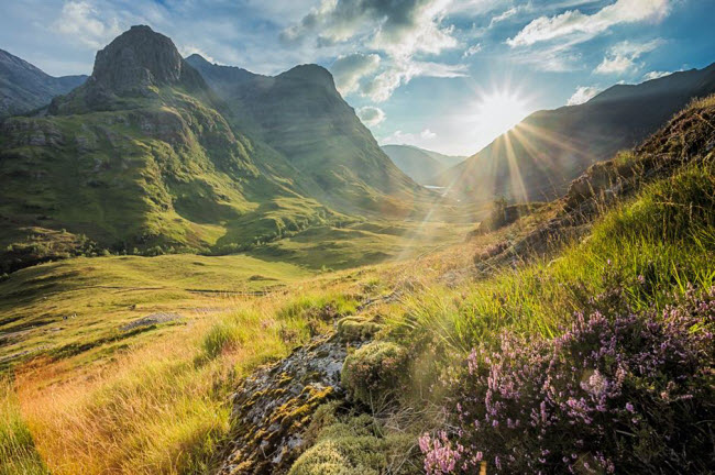 Scotland: Những bộ phim Harry Potter đ&atilde; g&oacute;p phần quảng b&aacute; phong cảnh đẹp ở Scotland ra thế giới. Quốc gia n&agrave;y nổi tiếng với những hồ rộng lớn, l&acirc;u đ&agrave;i cổ, cao nguy&ecirc;n v&agrave; nhiều h&ograve;n đảo đẹp.
