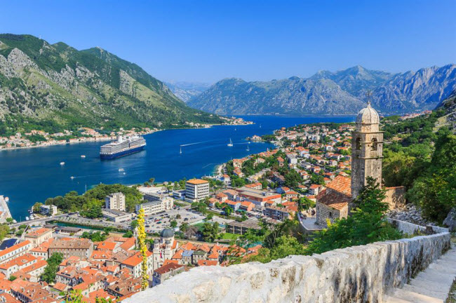 Montenegro: Quốc gia nhỏ b&eacute; n&agrave;y l&agrave; điểm đến ưa th&iacute;ch của c&aacute;c du thuyền ở Địa Trung Hải, nhờ cảng biển đẹp, kh&aacute;ch sạn sang trọng v&agrave; thi&ecirc;n nhi&ecirc;n h&ugrave;ng vĩ. Thị trấn ph&aacute;o đ&agrave;i&nbsp; Kotor v&agrave; Budva g&acirc;y ấn tượng với c&aacute;c c&ocirc;ng tr&igrave;nh cổ k&iacute;nh v&agrave; b&atilde;i biển tho&aacute;ng đ&atilde;ng.

