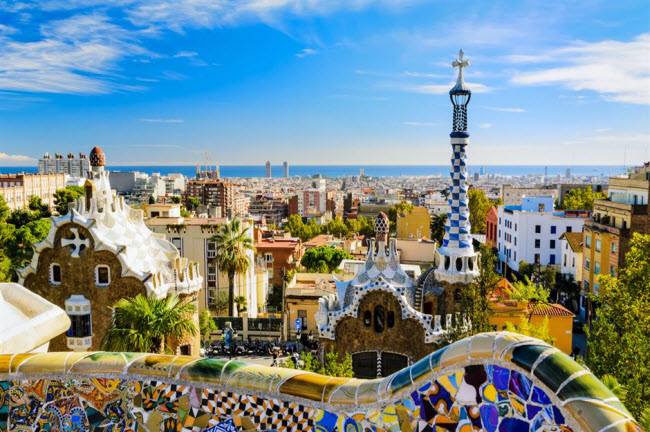 Barcelona, T&acirc;y Ban Nha: Barcelona l&agrave; một trong những th&agrave;nh phố nhộn nhịp nhất thế giới với hơn 20 triệu du kh&aacute;ch mỗi năm. Thủ phủ của v&ugrave;ng Catalan nổi tiếng với kiến tr&uacute;c cổ k&iacute;nh, người d&acirc;n th&acirc;n thiện v&agrave; b&atilde;i biển đẹp c&ugrave;ng ẩm thực hấp dẫn.
