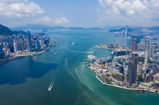 Hong Kong: Nơi đ&acirc;y kh&ocirc;ng chỉ c&oacute; nhiều t&ograve;a nh&agrave; cao tầng hiện đại m&agrave; c&ograve;n g&acirc;y ấn tượng bởi phong cảnh n&uacute;i non h&ugrave;ng vĩ. C&aacute;c hoạt động du lịch phổ biến bao gồm leo n&uacute;i chinh phục đỉnh Victoria, đi ph&agrave; từ cảng Victoria tới Kowloon để kh&aacute;m ph&aacute; c&aacute;c khu chợ nhộn nhịp, tắm biển v&agrave; kh&aacute;m ph&aacute; c&aacute;c h&ograve;n đảo.
