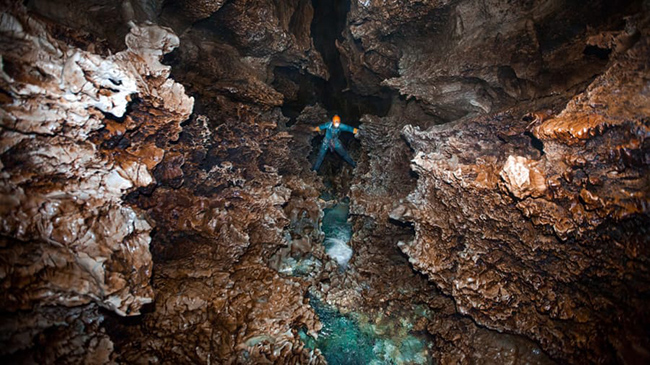 Hang động Chev&eacute; (Mexico): Đ&acirc;y l&agrave; một trong những hang động s&acirc;u nhất tr&ecirc;n Tr&aacute;i đất. Việc kh&aacute;m ph&aacute; hang động Chev&eacute; vẫn đang tiếp tục 3 thập kỷ sau khi n&oacute; được ph&aacute;t hiện lần đầu ti&ecirc;n.