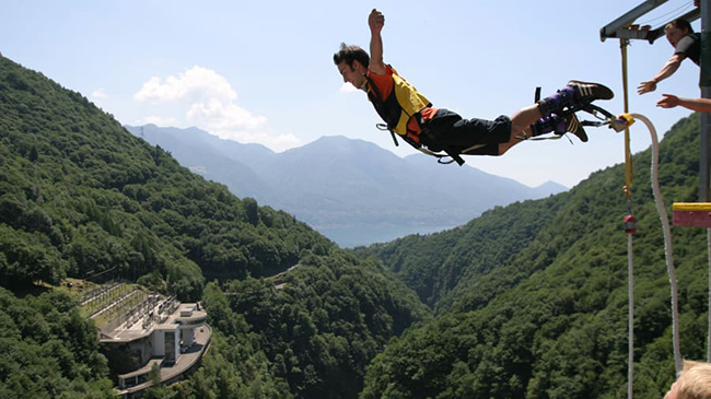 Nhảy&nbsp;bungee 007 tại đập Contra (Thụy Sĩ): Được mệnh danh l&agrave; c&uacute; nhảy 007, đập Contra l&agrave; nơi bạn sẽ c&oacute; cơ hội lao xuống từ độ cao 220m ở Ticino.