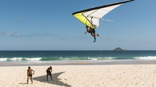 Chơi d&ugrave; lượn ở Rio de Janeiro (Brazil): Ngắm nh&igrave;n quang cảnh th&agrave;nh phố từ tr&ecirc;n cao bằng du lượn l&agrave; cảm gi&aacute;c rất phi&ecirc;u d&agrave;nh cho những người y&ecirc;u th&iacute;ch mạo hiểm.