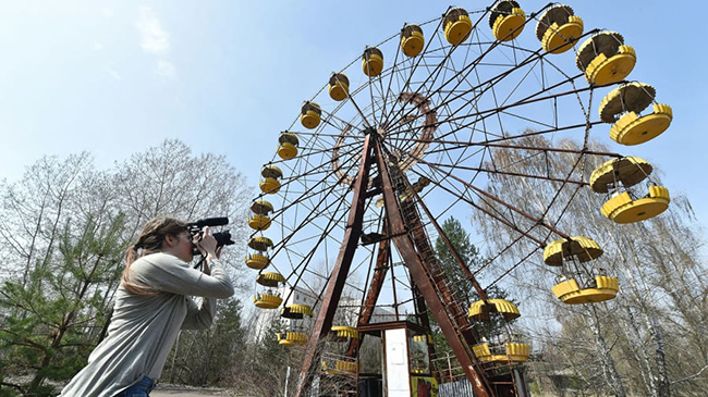 Chernobyl (Ukraine): Nh&agrave; m&aacute;y điện hạt nh&acirc;n Chernobyl, cũng như th&agrave;nh phố ma Pripyat gần đ&oacute;, đ&atilde; trở th&agrave;nh điểm thu h&uacute;t kh&aacute;ch du lịch bất ngờ hơn 3 thập kỷ sau thảm họa hạt nh&acirc;n 1986.