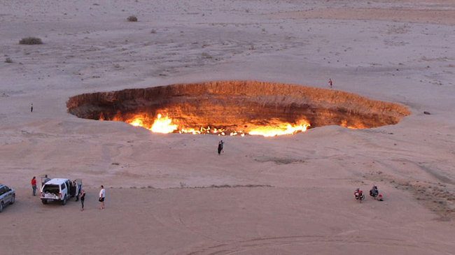 &nbsp;C&aacute;nh cửa địa ngục (Turkmenistan): Hơn 4 thập kỷ sau khi c&aacute;c nh&agrave; khoa học khoan nhầm một hố sụt v&agrave; khiến hầm chứa kh&iacute; bốc ch&aacute;y, miệng n&uacute;i lửa Darvaza vẫn đang ch&aacute;y cho đến tận ng&agrave;y nay.