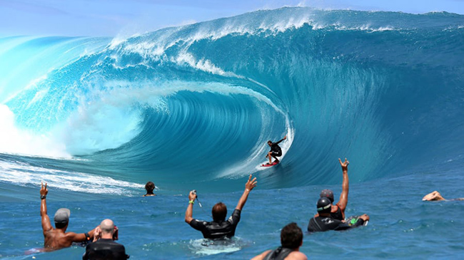 Teahupo'o (Tahiti): Teahupo'o l&agrave; điểm lướt s&oacute;ng kinh ho&agrave;ng v&agrave; chết ch&oacute;c nhất thế giới nhưng vẫn thu h&uacute;t kh&ocirc;ng &iacute;t du kh&aacute;ch gh&eacute; qua.