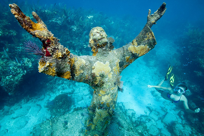 Tượng ch&uacute;a Jesus: Một t&aacute;c phẩm đi&ecirc;u khắc huy ho&agrave;ng về Ch&uacute;a Gi&ecirc;-su của Guido Galletti đ&atilde; được cố t&igrave;nh đặt dưới đ&aacute;y biển Địa Trung Hải v&agrave;o năm 1954. Trạng th&aacute;i n&agrave;y l&agrave; để tưởng nhớ người lặn biển người &Yacute; Dario Gonzatt, người đ&atilde; chết khi lặn ở địa điểm đ&oacute;, gần Riviera của &Yacute;.&nbsp;
