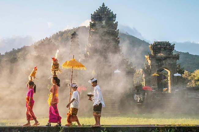 Ubud, Bali: Du kh&aacute;ch c&oacute; thể đến con phố ch&iacute;nh, nơi tổ chức&nbsp;bữa tiệc &aacute;nh s&aacute;ng cổ t&iacute;ch v&agrave; những buổi độc tấu ca m&uacute;a nhạc trầm bổng v&agrave;o đ&ecirc;m Giao thừa. Hoặc tr&aacute;nh xa đ&aacute;m đ&ocirc;ng để tới&nbsp;c&aacute;c th&aacute;c nước đẹp như tranh vẽ, ruộng bậc thang v&agrave; đường đi bộ quanh thị trấn, nơi vắng vẻ hơn v&agrave;o c&aacute;c đ&ecirc;m tiệc t&ugrave;ng.
