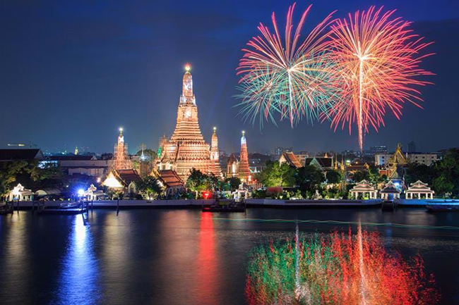 Bangkok, Th&aacute;i Lan: Bangkok l&agrave; một nơi hấp dẫn để gh&eacute; thăm v&agrave;o bất kỳ thời điểm n&agrave;o trong năm, với sự kết hợp tuyệt vời giữa những ng&ocirc;i đền lịch sử v&agrave; nhiều qu&aacute;n bar,&nbsp;kh&aacute;ch sạn cực kỳ hiện đại quyến rũ du kh&aacute;ch từ khắp nơi tr&ecirc;n thế giới.&nbsp;
