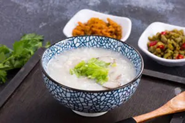Kh&ocirc;ng ăn ch&aacute;o v&agrave;o ng&agrave;y Tết Nguy&ecirc;n đ&aacute;n v&igrave; chỉ c&oacute; người ngh&egrave;o mới ăn ch&aacute;o, người ta kh&ocirc;ng muốn đầu năm &ldquo;ngh&egrave;o&rdquo; v&igrave; đ&acirc;y l&agrave; điềm xấu.

