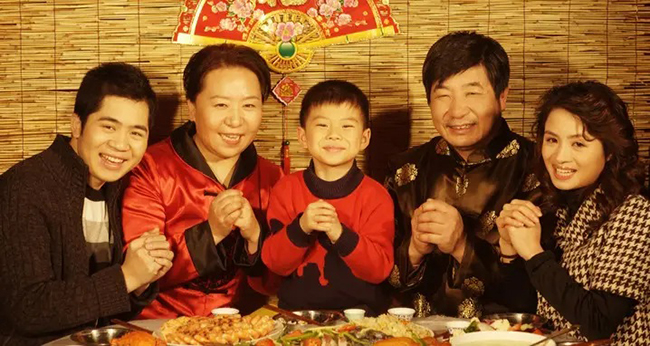 Bữa tối đo&agrave;n tụ ch&agrave;o đ&oacute;n năm mới: Tết Nguy&ecirc;n Đ&aacute;n l&agrave; thời gian để gia đ&igrave;nh sum vầy. Đ&ecirc;m giao thừa của người Trung Quốc l&agrave; thời điểm quan trọng nhất. D&ugrave; ở bất cứ đ&acirc;u, mọi người đều mong được trở về nh&agrave; để c&ugrave;ng gia đ&igrave;nh lớn gồm nhiều thế hệ ngồi quanh b&agrave;n tr&ograve;n thưởng thức đồ ăn v&agrave; d&agrave;nh thời gian b&ecirc;n nhau.
