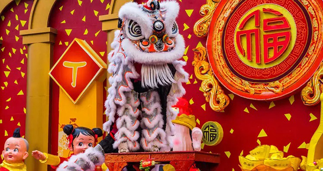 M&uacute;a sư tử v&agrave; rồng xuất hi&ecirc;n nhiều&nbsp;ở Trung Quốc v&agrave; c&aacute;c khu phố T&agrave;u ở c&aacute;c nước phương T&acirc;y trong dịp Tết Nguy&ecirc;n đ&aacute;n. Ch&uacute;ng được thực hiện để mang lại sự thịnh vượng v&agrave; may mắn cho năm mới hoặc sự kiện sắp tới.
