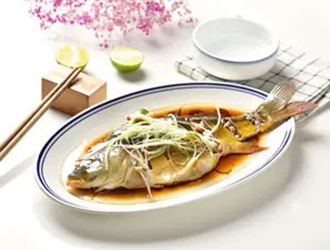 M&oacute;n ăn năm mới của Trung Quốc: M&oacute;n c&aacute; may mắn c&oacute; tr&ecirc;n m&acirc;m cơm&nbsp;trong suốt 16 ng&agrave;y Tết Nguy&ecirc;n đ&aacute;n, đặc biệt l&agrave; v&agrave;o bữa tối sum họp gia đ&igrave;nh đ&ecirc;m Giao thừa. C&aacute; l&agrave; m&oacute;n ăn phải c&oacute; v&igrave; n&oacute; ph&aacute;t &acirc;m như từ "dư dả" trong tiếng Trung Quốc v&agrave; tượng trưng cho sự dồi d&agrave;o.&nbsp;
