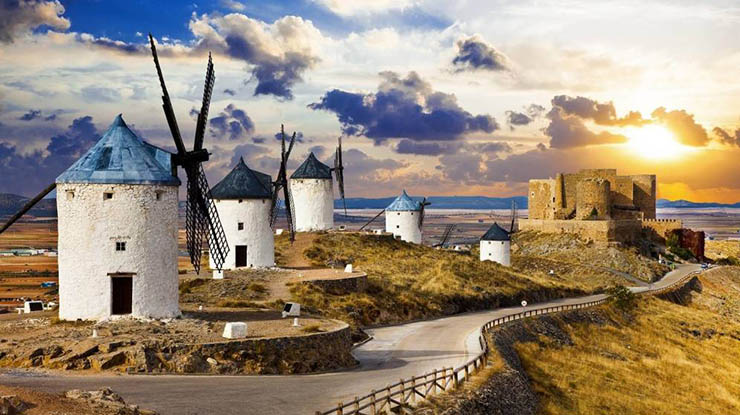 11. Nếu đứng từ tr&ecirc;n đỉnh n&uacute;i, bạn sẽ nh&igrave;n thấy tầm nh&igrave;n tuyệt đẹp của nơi n&agrave;y. Những v&ugrave;ng đất bao quanh thị trấn nhỏ tạo n&ecirc;n khung cảnh rất n&ecirc;n thơ.


