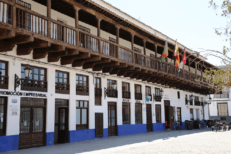 13. Nh&agrave; thờ San Juan Bautist được x&acirc;y dựng theo phong c&aacute;ch Mudejar v&agrave;o năm 1567. Nơi n&agrave;y c&oacute; mặt bằng h&igrave;nh chữ thập Latinh, c&oacute; m&aacute;i v&ograve;m h&igrave;nh tứ gi&aacute;c, c&aacute;c lối v&agrave;o ở b&ecirc;n h&ocirc;ng v&agrave; được x&acirc;y bằng đ&aacute; v&agrave; gạch.
