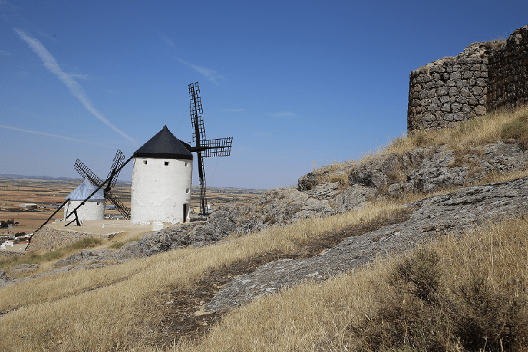 4. Năm 1980, những chiếc cối xay gi&oacute; ở đ&acirc;y đ&atilde; ngừng hoạt động, hầu hết trong số ch&uacute;ng kh&ocirc;ng c&ograve;n hoạt động đ&uacute;ng với mục đ&iacute;ch của n&oacute;.
