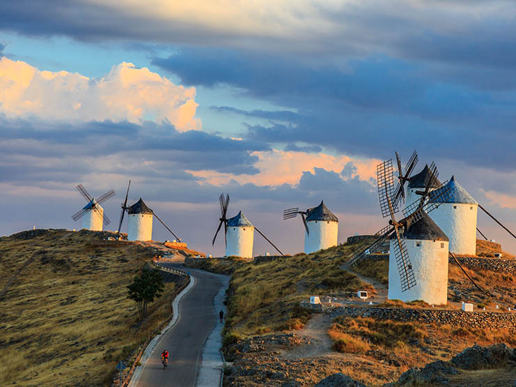 5. Chỉ v&agrave;i trong số đ&oacute; vẫn c&ograve;n hoạt động, điều n&agrave;y thu h&uacute;t nhiều du kh&aacute;ch lặn lội từ đường xa đến chỉ để xem những chiếc cối xay gi&oacute; n&agrave;y xay như thế n&agrave;o.
