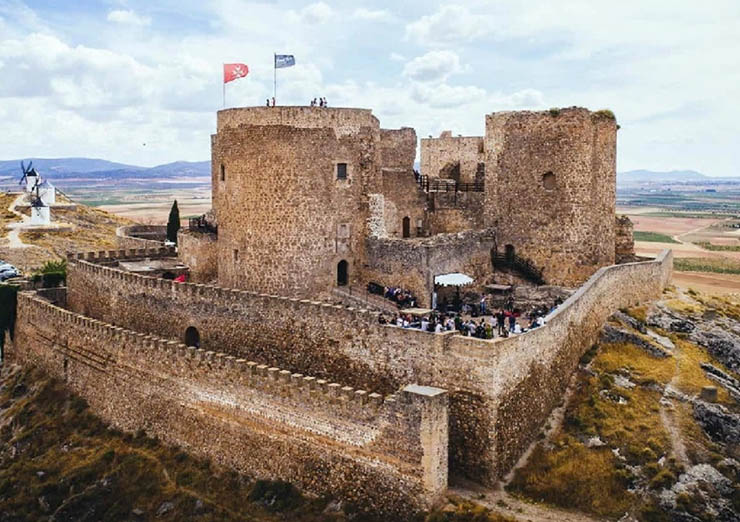 7. Ngo&agrave;i những chiếc cối xay gi&oacute;, khi đến nơi n&agrave;y bạn c&ograve;n c&oacute; thể ngắm những l&acirc;u đ&agrave;i cổ k&iacute;nh, hiện vẫn đang được tiến h&agrave;nh tr&ugrave;ng tu.
