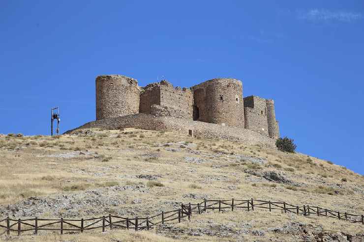 8. Nếu muốn đến đ&acirc;y, bạn cần bắt xe bu&yacute;t từ Toledo hoặc Madrid. Nhưng, thật kh&ocirc;ng may, những chiếc xe bu&yacute;t n&agrave;y rất hiếm, v&igrave; thế bạn cần phải biết trước về thời gian v&agrave; địa điểm.
