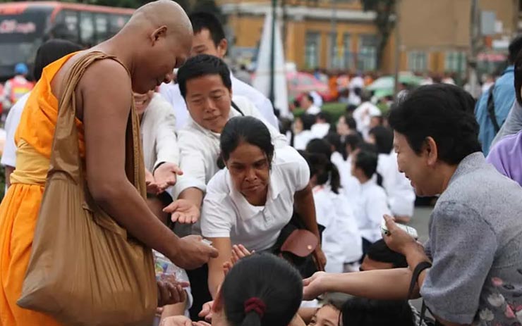 1. Ở Th&aacute;i Lan, người ta xem đầu l&agrave; bộ phận sạch sẽ v&agrave; thi&ecirc;ng li&ecirc;ng nhất tr&ecirc;n cơ thể người. V&igrave; thế, bạn kh&ocirc;ng n&ecirc;n chạm v&agrave;o đầu của bất kỳ ai hoặc cố gắng đội thứ g&igrave; đ&oacute;, kể cả mũ l&ecirc;n đầu người Th&aacute;i.
