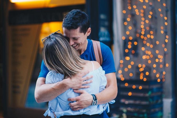 10. C&oacute; thể bạn nghĩ Th&aacute;i Lan l&agrave; một đất nước ph&oacute;ng kho&aacute;ng nhưng thực tế người Th&aacute;i kh&ocirc;ng thể hiện t&igrave;nh cảm nơi c&ocirc;ng cộng v&agrave; bạn cũng kh&ocirc;ng n&ecirc;n l&agrave;m như vậy. Việc h&ocirc;n nhau ở nơi c&ocirc;ng cộng được xem l&agrave; h&agrave;nh động th&ocirc; lỗ.

