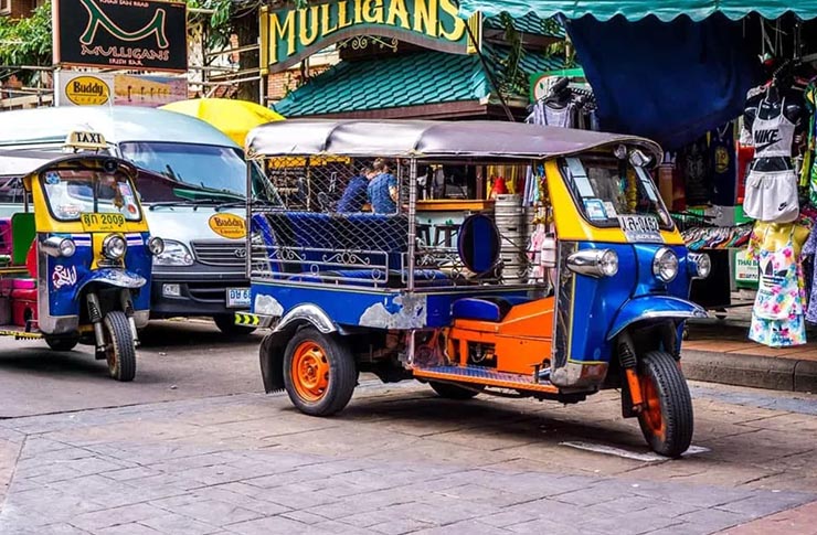 11. Đừng tin tưởng v&agrave;o t&agrave;i xế xe tuk-tuk. Một số t&agrave;i xế xe tuk-tuk sẽ cố gắng h&eacute;t gi&aacute; cao cho một chuyến đi ngắn. Những người kh&aacute;c sẽ n&oacute;i rằng, nơi bạn đang đến đ&atilde; bị đ&oacute;ng cửa v&agrave; đưa bạn đến một loạt bẫy du lịch.

Tệ hơn nữa, một số t&agrave;i xế xe tuk-tuk sẽ đề nghị một chuyến đi gi&aacute; rẻ nhưng họ sẽ chỉ đưa bạn đến một số cửa h&agrave;ng đắt tiền, nơi bạn c&oacute; thể bị quấy rối, &eacute;p mua thứ g&igrave; đ&oacute; hoặc thậm ch&iacute; bị đ&aacute;nh thuốc v&agrave; bị cướp.
