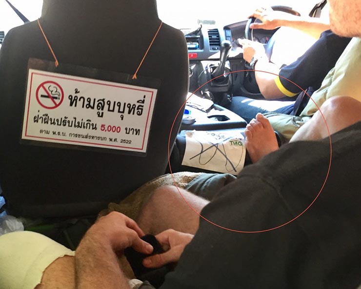 2. H&atilde;y nhớ rằng, khi ở Th&aacute;i Lan, bạn kh&ocirc;ng được d&ugrave;ng ch&acirc;n để l&agrave;m bất kỳ việc g&igrave; kh&aacute;c ngo&agrave;i việc đi bộ.&nbsp;Chỉ tay v&agrave;o người kh&aacute;c cũng l&agrave; h&agrave;nh động th&ocirc; lỗ v&agrave; chỉ bằng ch&acirc;n được xem như h&agrave;nh vi x&uacute;c phạm.
