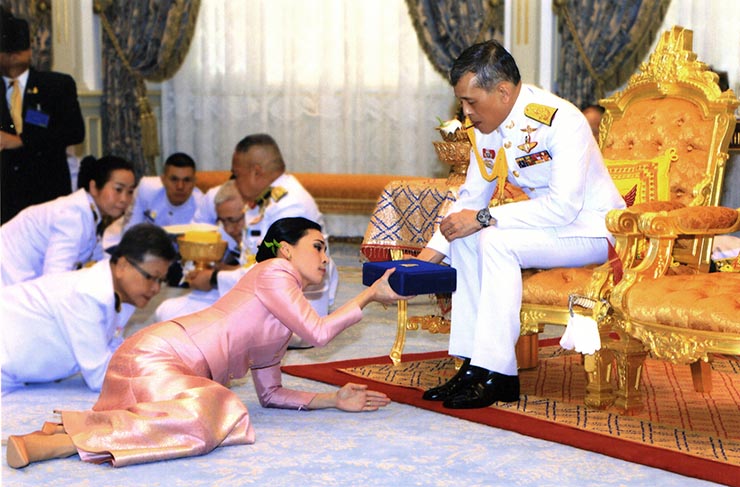 3. Nh&agrave; vua vẫn l&agrave; người được t&ocirc;n trọng nhất ở Th&aacute;i Lan. Đ&oacute; l&agrave; l&yacute; do tại sao tốt nhất bạn kh&ocirc;ng n&ecirc;n chỉ tr&iacute;ch Ho&agrave;ng gia khi đi c&ugrave;ng người d&acirc;n địa phương. Thậm ch&iacute; bạn c&oacute; thể đi t&ugrave; v&igrave; điều n&agrave;y.

Ngo&agrave;i ra, kh&ocirc;ng được xem thường c&aacute;c bức ảnh của Ho&agrave;ng gia, cũng như kh&ocirc;ng được dẫm l&ecirc;n bất kỳ đồng xu hay tờ tiền n&agrave;o v&igrave; c&oacute; ch&acirc;n dung của Nh&agrave; vua được khắc tr&ecirc;n đ&oacute;.
