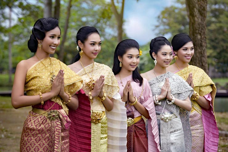 5. Bắt tay kh&ocirc;ng phải l&agrave; truyền thống của người Th&aacute;i. Người Th&aacute;i ch&agrave;o mọi người bằng c&aacute;ch đặt 2 l&ograve;ng b&agrave;n tay v&agrave;o nhau, tương tự như khi ch&uacute;ng ta cầu nguyện.&nbsp;
