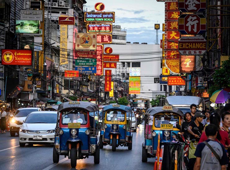 7. Đừng mua bất cứ thứ g&igrave; từ trẻ em tr&ecirc;n đường phố. C&oacute; thể bạn sẽ cảm thấy những đứa trẻ n&agrave;y rất tội v&agrave; muốn l&agrave;m một việc tốt bằng c&aacute;ch mua một &iacute;t đồ từ ch&uacute;ng. Thế nhưng, đ&acirc;y lại l&agrave; điều tối kỵ. Bằng c&aacute;ch n&agrave;y, bạn đang khuyến kh&iacute;ch lao động v&agrave; bu&ocirc;n b&aacute;n trẻ em. Những đứa trẻ n&agrave;y c&oacute; người giật d&acirc;y đằng sau, một số đứa c&ograve;n l&agrave; bậc thầy m&oacute;c t&uacute;i.
