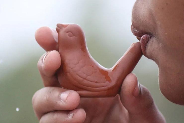 8. Đừng hu&yacute;t s&aacute;o v&agrave;o ban đ&ecirc;m. C&oacute; thể bạn kh&ocirc;ng biết điều n&agrave;y nhưng c&oacute; một t&iacute;n ngưỡng của người Th&aacute;i cho rằng tiếng hu&yacute;t s&aacute;o v&agrave;o ban đ&ecirc;m c&oacute; thể triệu hồi linh hồn ma quỷ.&nbsp;Mọi người c&oacute; thể lo lắng khi nghe thấy &acirc;m thanh n&agrave;y v&agrave;o ban đ&ecirc;m.
