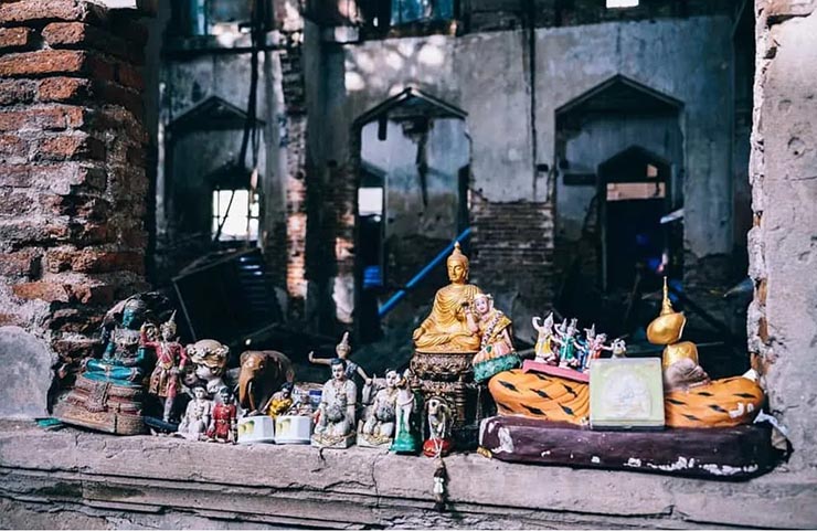 9. Những bức tranh v&agrave; tượng Phật l&agrave; m&oacute;n qu&agrave; lưu niệm tuyệt vời cho những người th&acirc;n y&ecirc;u nhưng điều m&agrave; hầu hết kh&aacute;ch du lịch kh&ocirc;ng biết l&agrave; việc mang ch&uacute;ng ra khỏi đất nước sẽ bất hợp ph&aacute;p.&nbsp;Nếu bạn muốn l&agrave;m điều n&agrave;y, bạn cần phải xin giấy ph&eacute;p đặc biệt.&nbsp;Trong trường hợp an ninh s&acirc;n bay nh&igrave;n thấy tượng Phật kh&ocirc;ng c&oacute; giấy ph&eacute;p, bạn c&oacute; thể phải trả một khoản tiền phạt rất nặng.
