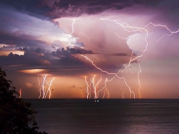 3. Những tia s&eacute;t n&agrave;y thường xảy ra ở nơi giao nhau của s&ocirc;ng Catatumbo v&agrave; hồ Maracaibo.